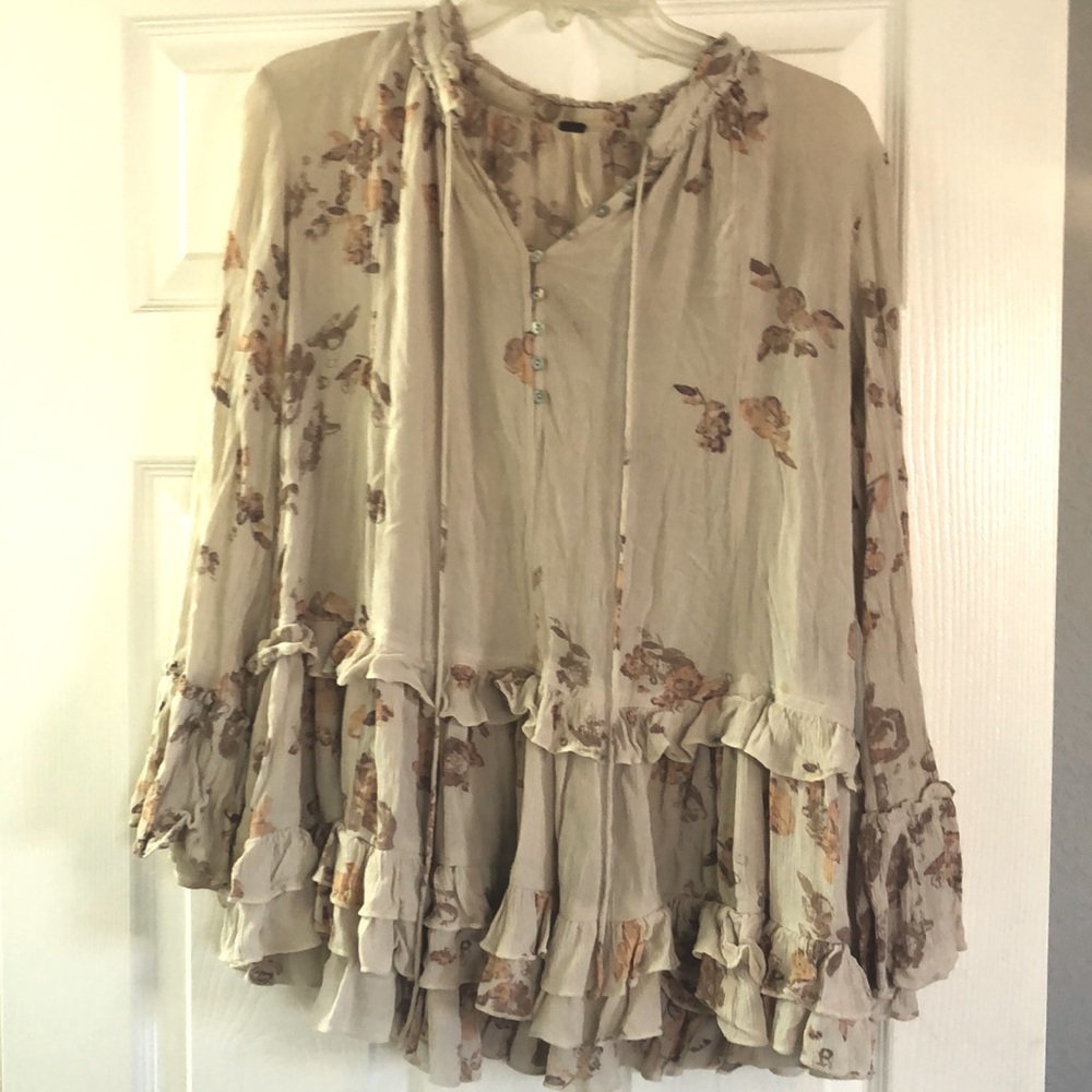 Free People tunic, size small. I’m 5’10” and 150lbs, fits loose and comfy ✨